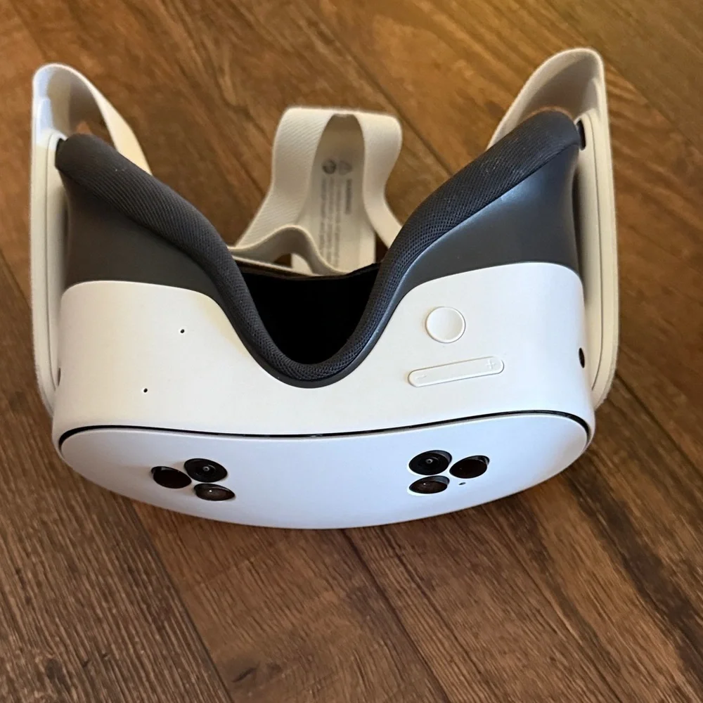 Meta 3 VR Headset with Controllers, charger & hard carrying case. - Picture 5 of 8